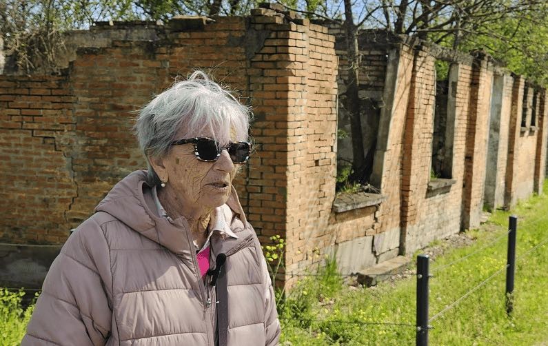 Andra Bucci, sopravvissuta ad Auschwitz, in visita al Campo di Fossoli ...